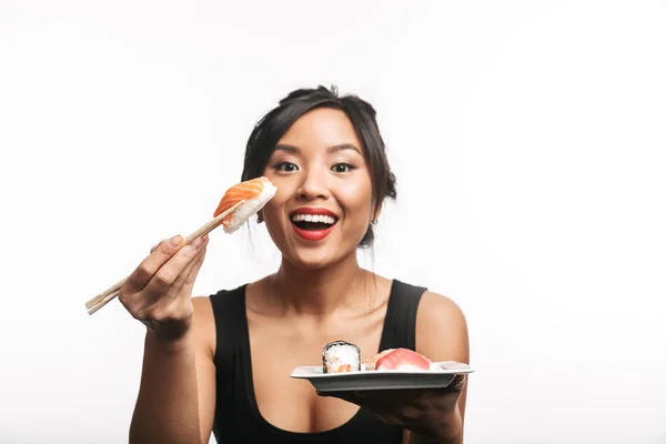 Alegre Jovem Ásia Mulher Comer Sushi Com Pauzinhos Isolado Sobre — Fotografia de Stock
