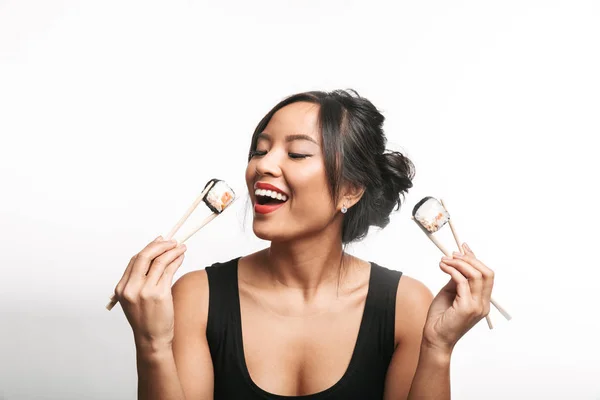 Veselá Mladá Asijská Žena Jíst Sushi Hůlkami Izolované Bílém Pozadí — Stock fotografie