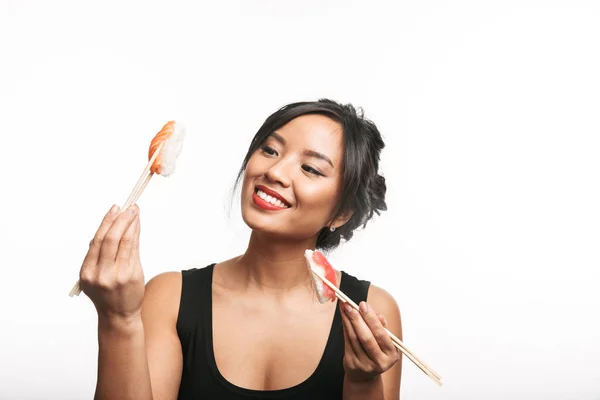 Muito Feliz Mulher Asiática Sentado Isolado Sobre Fundo Branco Comer — Fotografia de Stock