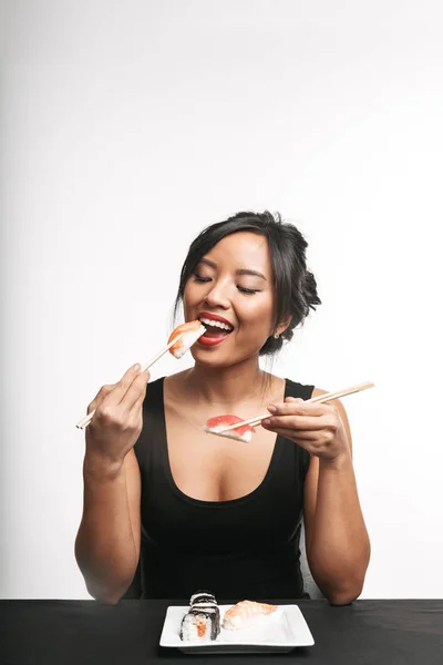 Bastante Feliz Asiático Mujer Sentado Mesa Comer Sushi Plato Aislado —  Fotos de Stock