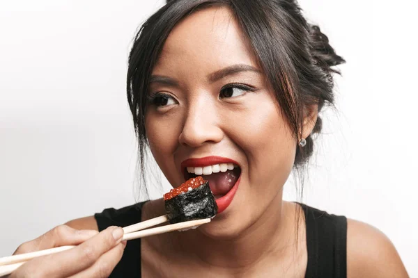 Ziemlich Glücklich Asiatische Frau Sitzt Isoliert Über Weißem Hintergrund Essen — Stockfoto