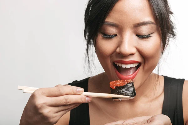 Ziemlich Glücklich Asiatische Frau Sitzt Isoliert Über Weißem Hintergrund Essen — Stockfoto