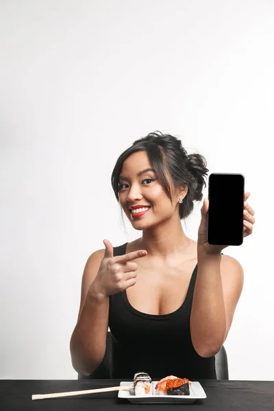 Sorrindo Jovem Asiático Mulher Comer Sushi Mesa Isolado Sobre Branco — Fotografia de Stock