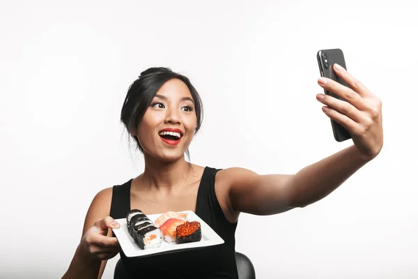 Alegre Jovem Ásia Mulher Comer Sushi Com Pauzinhos Isolado Sobre — Fotografia de Stock