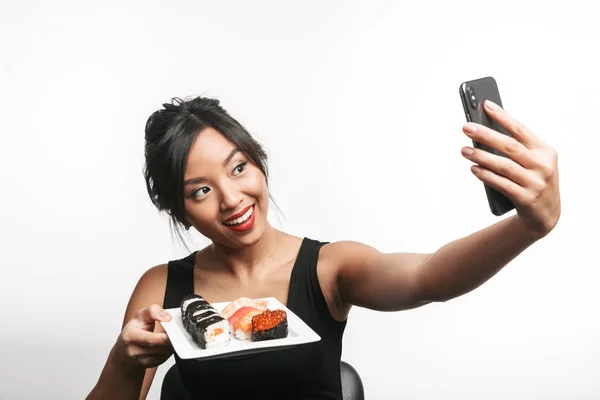 Alegre Jovem Ásia Mulher Comer Sushi Com Pauzinhos Isolado Sobre — Fotografia de Stock