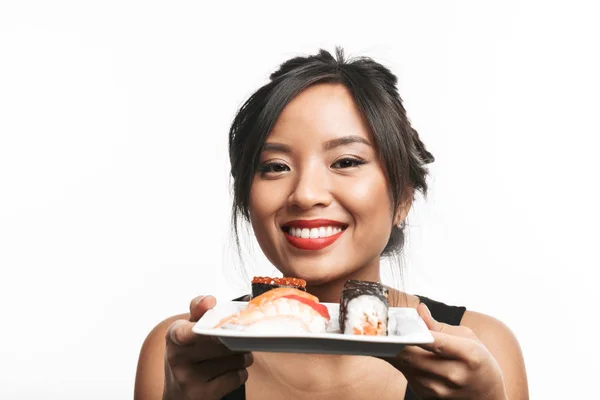 Bonita Jovem Asiático Mulher Segurando Placa Com Sushi Conjunto Isolado — Fotografia de Stock
