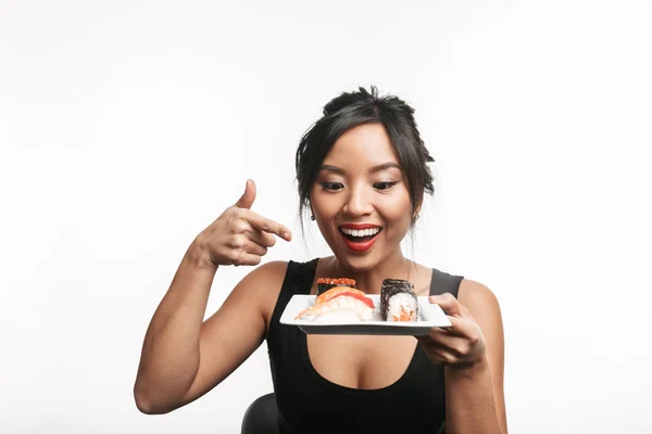 Hermosa Joven Asiática Mujer Sosteniendo Plato Con Sushi Conjunto Aislado —  Fotos de Stock