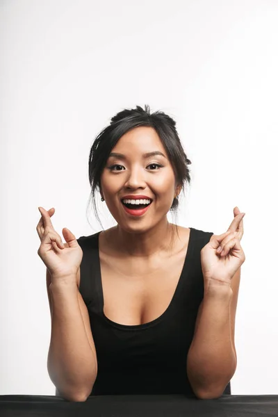 Mooie Jonge Aziatische Vrouw Zitten Aan Tafel Geïsoleerd Een Witte — Stockfoto