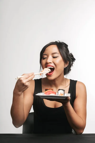 Muito Feliz Mulher Asiática Sentada Mesa Comendo Sushi Uma Placa — Fotografia de Stock