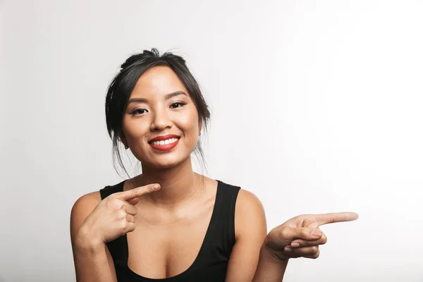 Mooie Jonge Aziatische Vrouw Zitten Aan Tafel Geïsoleerd Een Witte — Stockfoto