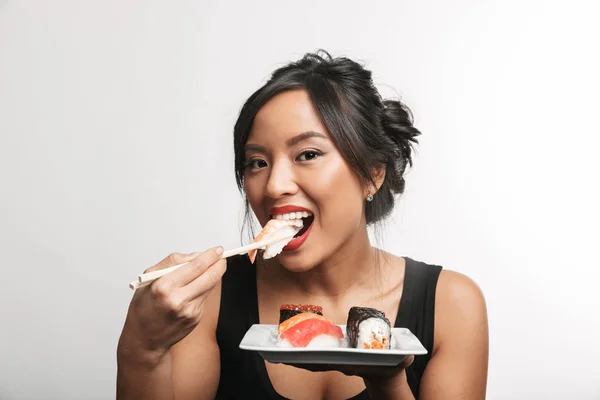 Muito Feliz Mulher Asiática Sentada Mesa Comendo Sushi Uma Placa — Fotografia de Stock