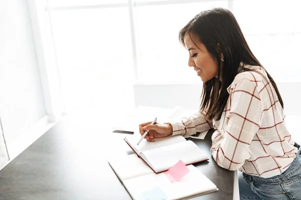 Immagine Felice Donna Asiatica 20S Lavorando Con Documenti Mentre Seduto — Foto Stock