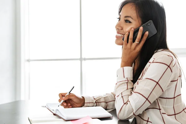 Imagen Alegre Mujer Asiática Años Hablando Teléfono Inteligente Trabajando Con —  Fotos de Stock