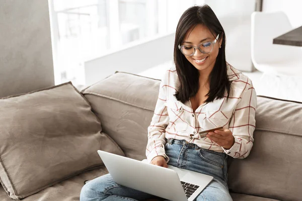 Foto Van Aziatische Zakelijk Vrouw 20S Bedrijf Creditcard Met Behulp — Stockfoto