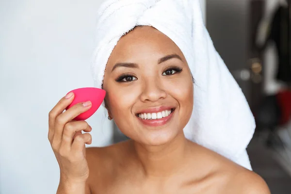 Foto Attraktiva Asiatisk Kvinna Insvept Vit Handduk Tillämpa Makeup Efter — Stockfoto