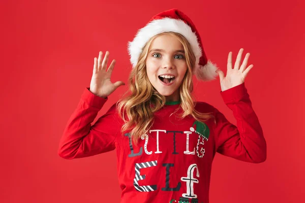 Neşeli Küçük Kız Noel Giyinen Izole Kırmızı Arka Plan Üzerinde — Stok fotoğraf