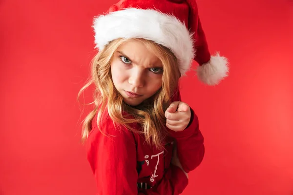 Niña Molesta Vistiendo Traje Navidad Pie Aislado Sobre Fondo Rojo — Foto de Stock