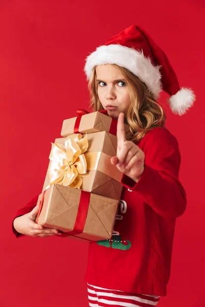 Niña Molesta Vistiendo Traje Navidad Pie Aislado Sobre Fondo Rojo — Foto de Stock