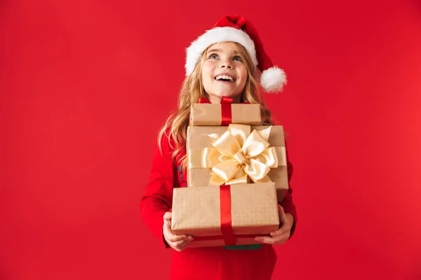 Fröhliches Kleines Mädchen Weihnachtskostüm Steht Isoliert Vor Rotem Hintergrund Und — Stockfoto