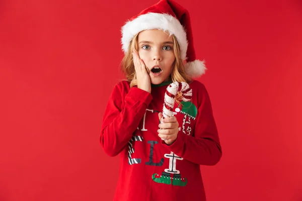 Niña Impactada Vistiendo Traje Navidad Pie Aislado Sobre Fondo Rojo — Foto de Stock