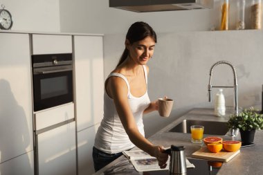 Sabah mutfakta ayakta, kahve sahip mutlu genç kız