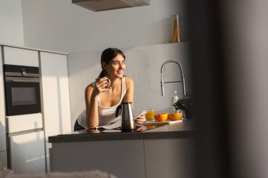 Sabah mutfakta ayakta, kahve sahip mutlu genç kız