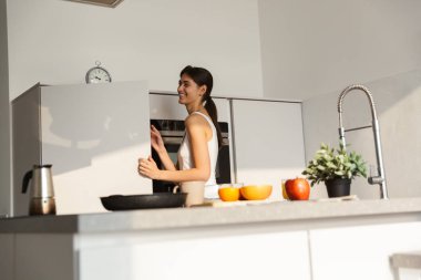 Yemek kahvaltı mutfak ayakta günlük sabah rutin inanılmaz bir mutlu sağlıklı kadın görüntüsünü.