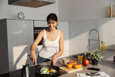 Yemek kahvaltı mutfak ayakta günlük sabah rutin inanılmaz bir mutlu sağlıklı kadın görüntüsünü.