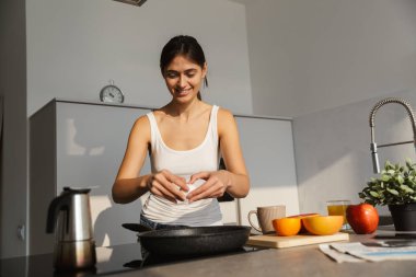 Yemek kahvaltı mutfak ayakta günlük sabah rutin oldukça sağlıklı bir kadın görüntüsü.