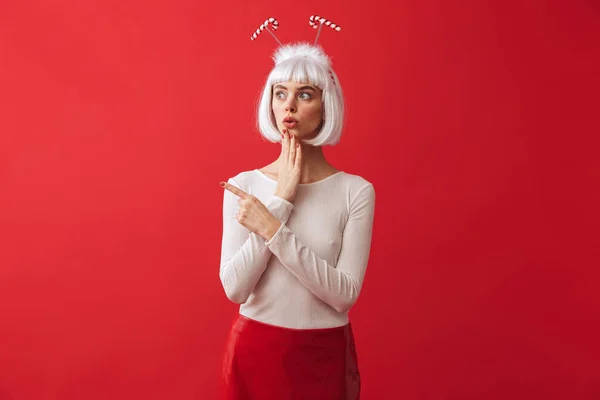 Bilden Chockad Upphetsad Ung Kvinna Som Bär Jul Karneval Kostym — Stockfoto
