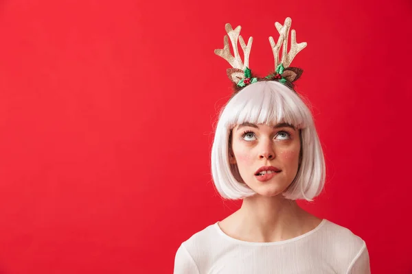 Pretty Young Girl Wearing Christmas Deer Horns Standing Isolated Red — Stock Photo, Image
