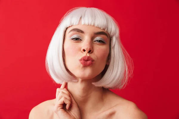Mutlu Bir Kadın Görüntüsünü Karnaval Peruk Öpücük Kırmızı Duvar Arka — Stok fotoğraf