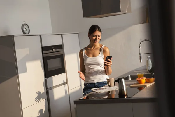 Chica Bastante Joven Pie Cocina Por Mañana Tomando Una Taza —  Fotos de Stock