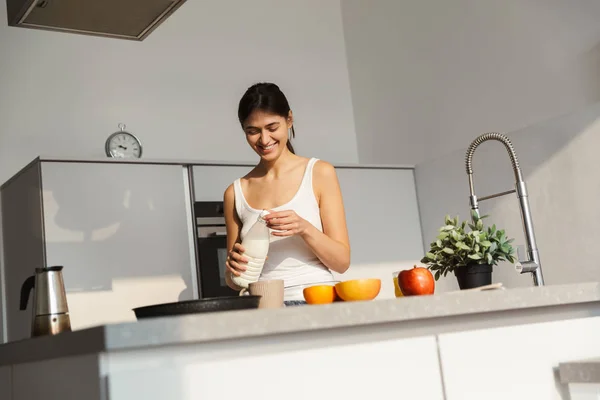 Imagem Uma Mulher Saudável Feliz Incrível Cozinha Diariamente Manhã Rotina — Fotografia de Stock