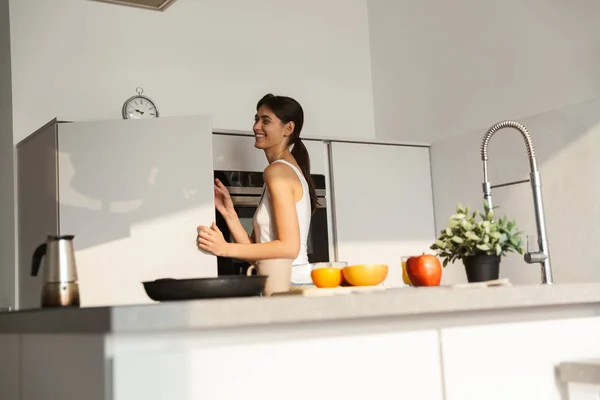 Imagen Una Increíble Mujer Feliz Saludable Cocina Pie Todos Los —  Fotos de Stock