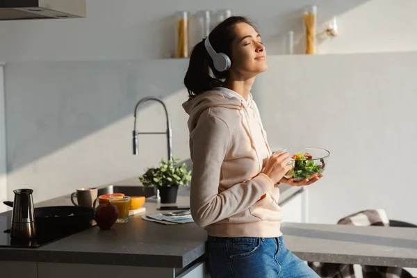 Imagen Una Increíble Mujer Feliz Saludable Cocina Pie Rutina Diaria — Foto de Stock