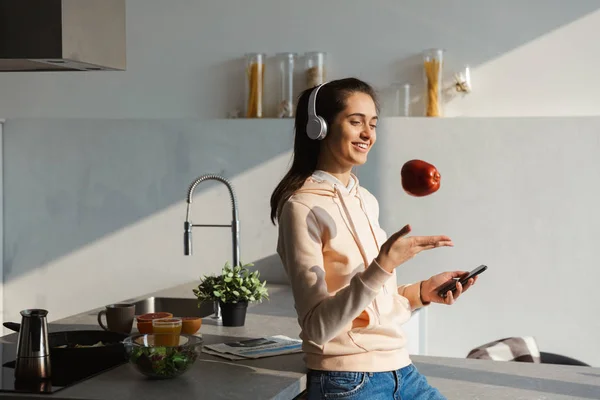 Jovencita Alegre Escuchando Música Con Auriculares Cocina Casa Comiendo Una — Foto de Stock