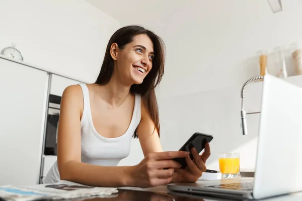 Imagen Una Increíble Mujer Feliz Saludable Cocina Pie Todos Los — Foto de Stock