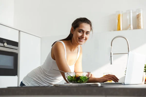 Imagen Una Increíble Mujer Feliz Saludable Cocina Pie Rutina Diaria — Foto de Stock