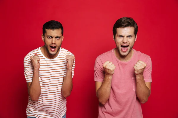 Veselý Mladí Stáli Dva Muži Izolované Červeném Pozadí Slaví Úspěch — Stock fotografie