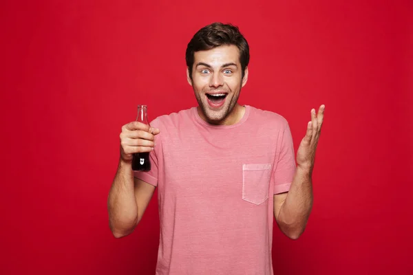 Imagem Jovem Bonito Feliz Posando Isolado Sobre Fundo Parede Vermelha — Fotografia de Stock