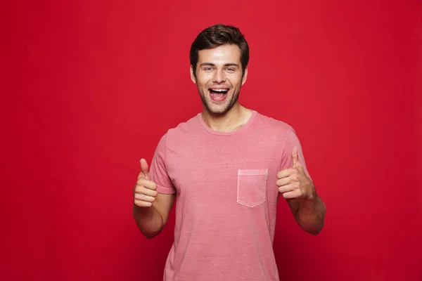 Imagem Jovem Bonito Feliz Posando Isolado Sobre Fundo Parede Vermelha — Fotografia de Stock