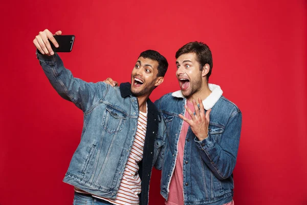 Dois Jovens Alegres Isolados Sobre Fundo Vermelho Tirando Uma Selfie — Fotografia de Stock