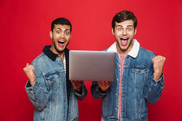 Två Glada Män Vänner Står Isolerade Över Röd Bakgrund Håller — Stockfoto