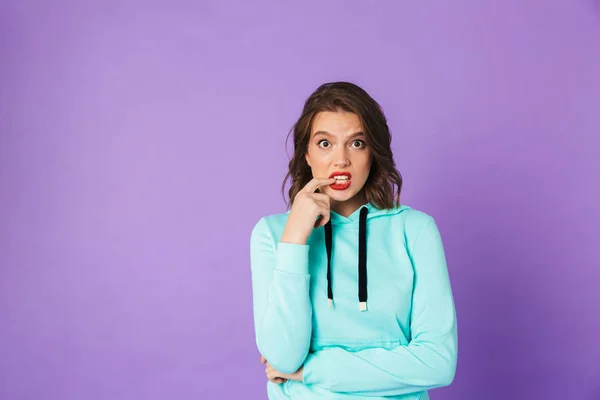Образ Заплутаної Емоційної Молодої Жінки Позує Ізольовано Фіолетовій Стіні Тла — стокове фото