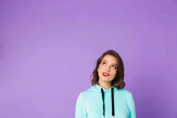 Фото Вдумчивой Молодой Женщины Позирующей Пурпурной Стене — стоковое фото