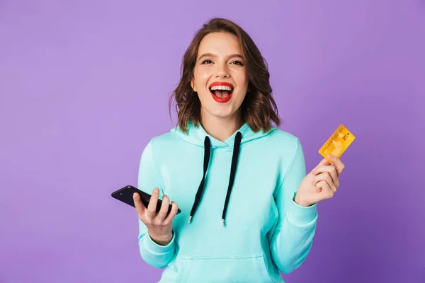 Imagem Uma Jovem Feliz Posando Isolado Sobre Parede Fundo Roxo — Fotografia de Stock