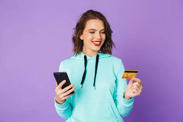 Imagem Uma Jovem Feliz Posando Isolado Sobre Parede Fundo Roxo — Fotografia de Stock