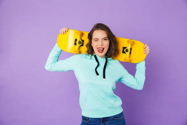 Imagen Una Joven Feliz Posando Aislada Sobre Una Pared Fondo —  Fotos de Stock