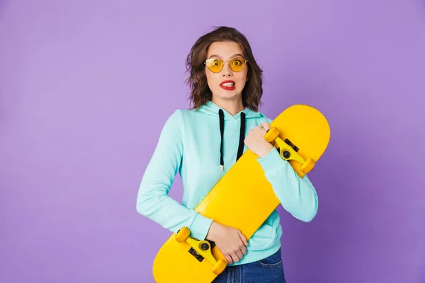 스케이트 보드를 보라색 혼란된 여자의 이미지 — 스톡 사진